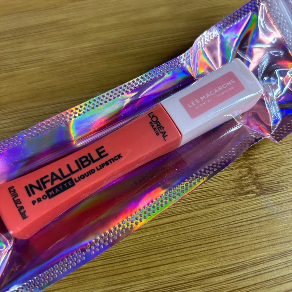 L'Oreal Les Macarons Pro Matte Liquid Lipstick - Vibrant Coral